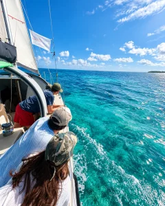 Excursion en voilier dans le lagon